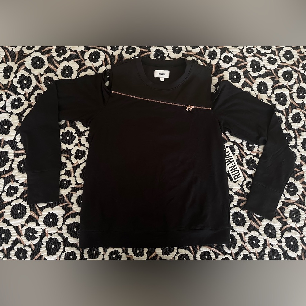 RUN:WAY - Cutout Shoulders w/ Zipper Detail L/S Shirt